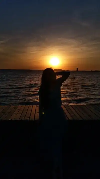 想一个人就这样静静地看着夕阳西下然后跟着最后一缕余晖老去