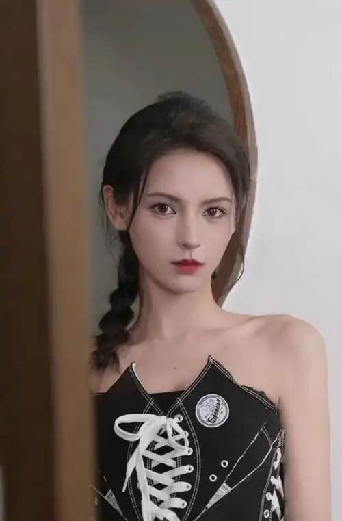 挑战新的造型张予曦把系带的帆布鞋穿身上纤瘦的身材超吸睛