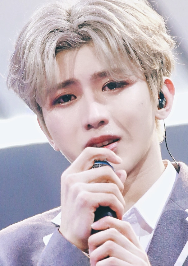 蔡徐坤"仙男落泪照"流出,楚楚可怜显娇羞,圈内男星无人能比