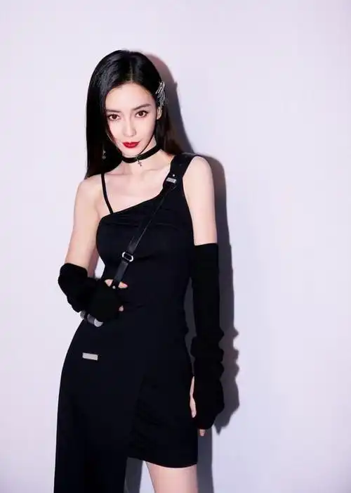 杨颖的精修图太美了穿着黑色单肩短裙很有嘻哈范儿好飒爽