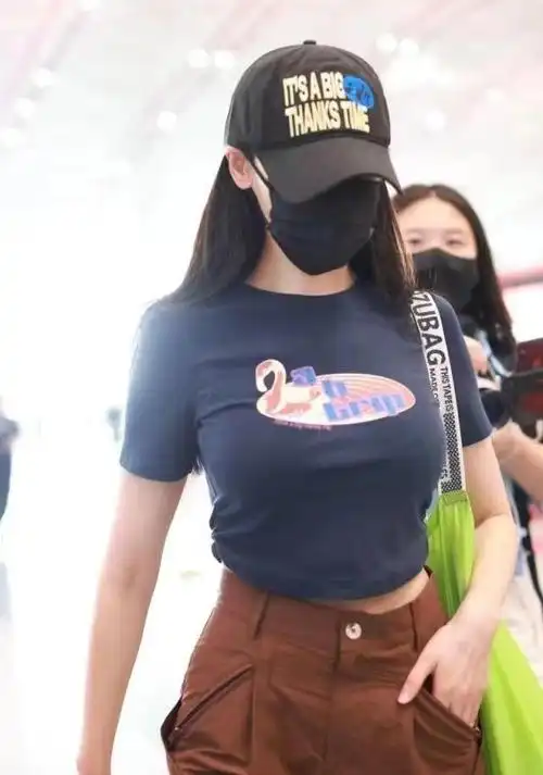 被张天爱惊艳了穿露脐装建模身材太精致1尺6蛮腰太吸睛了