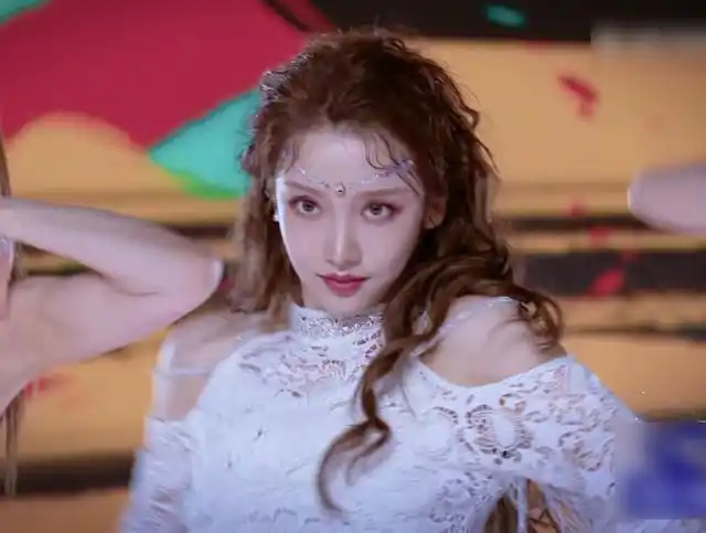 终于等到姜贞羽重返舞台当她换古装造型跳舞美得好像一副古画