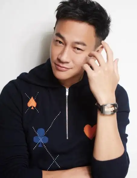 偶遇何润东与妻子外出吃饭,俩人一路牵手很甜蜜