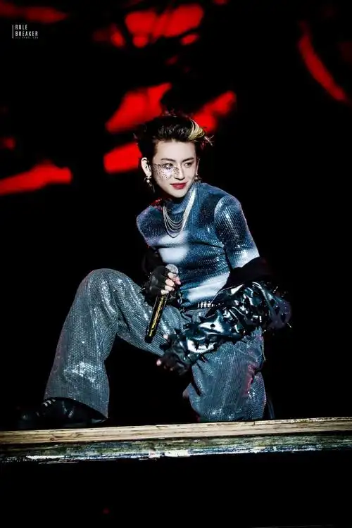 小鬼半面贴钻朋克妆##小鬼连唱12首给音乐节一点小震撼