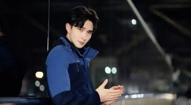 如今37岁的他已经不止一次被曝光过"恋情",如今,高伟光再次被拍到和