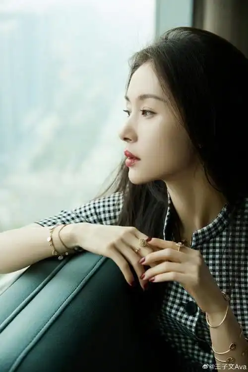 王子文活动造型分享,黑白格套装知性优雅,搭配黑长直发型尽显气质