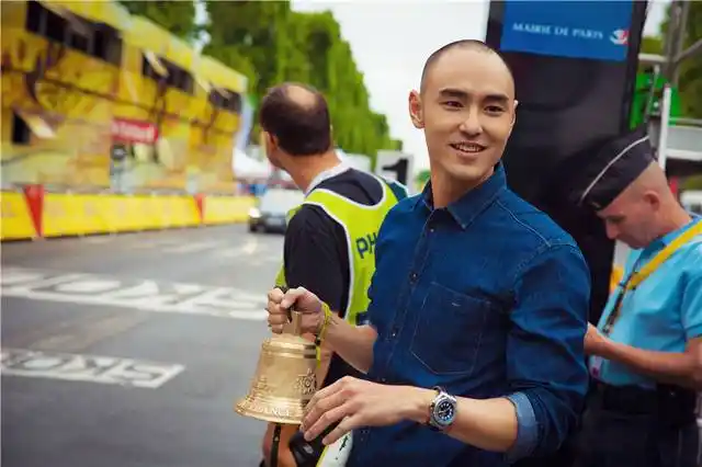 阮经天曝骑行新时尚写真 阳光自信有活力