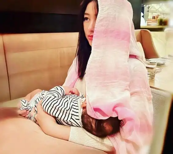 组图:朱珠晒产后哺乳照 淡妆出镜怀抱女儿喂奶画面温馨有爱_高清图集