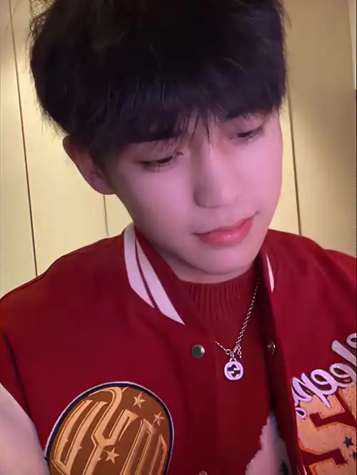 新衣服确实不错呀 鱼鱼都得瑟死了#余庆伟  #人鱼线的pdd