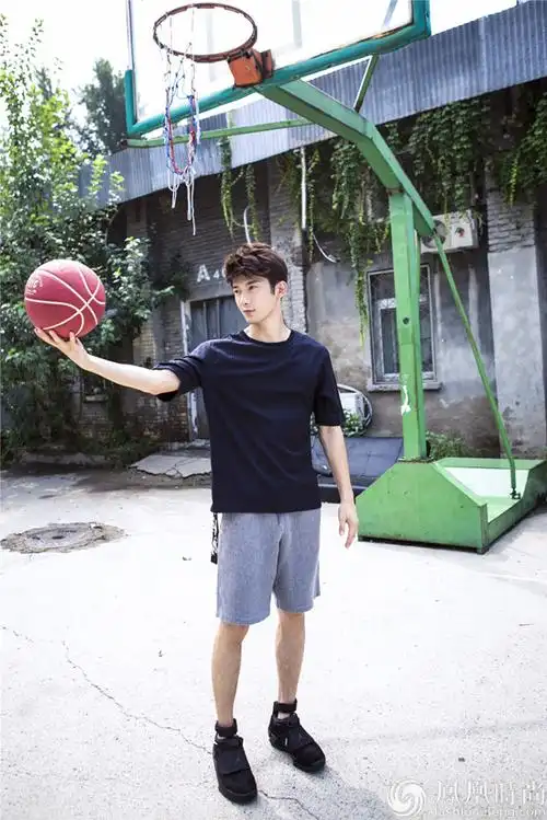 刘芮麟曝篮球写真运动少年显阳光帅气
