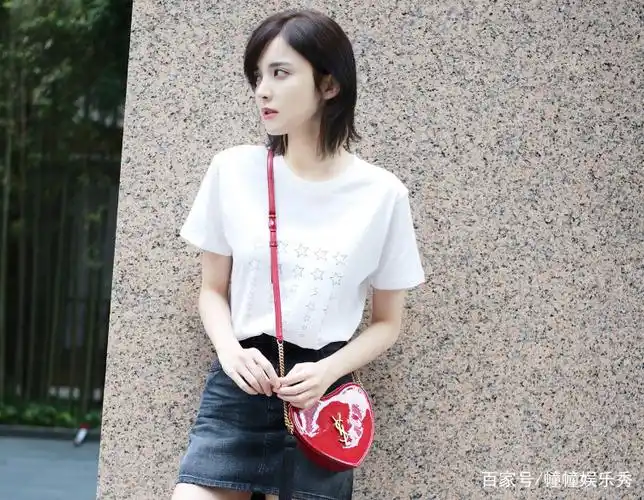 古力娜扎身穿黑色卫衣,搭配牛仔热裤,显休闲运动,这腿好白好细