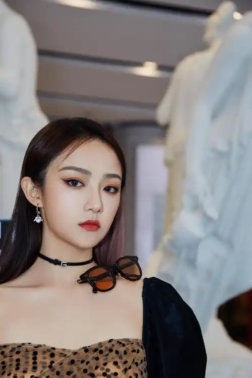 吴佳怡亮相杭州造型酷飒02锁骨细腰抢镜