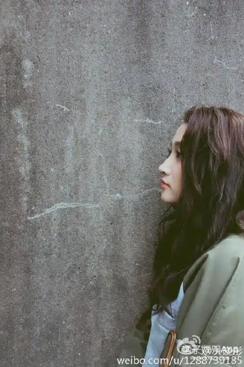 【明星同款】关晓彤穿的拼接上衣个性又时髦,还都是我们买得起的小众