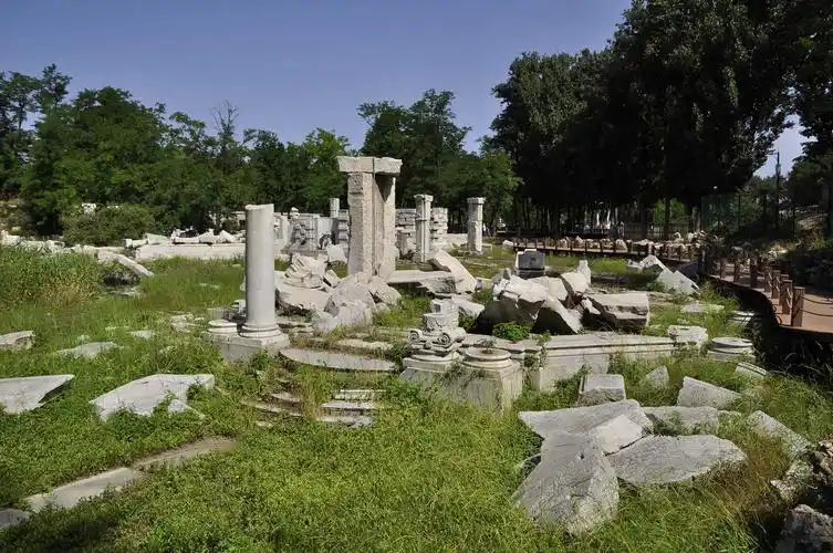 走进圆明园的西洋楼遗址