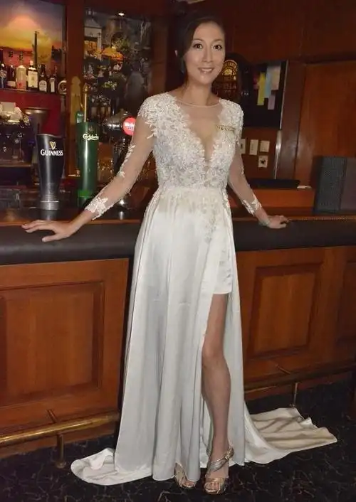 吴绮莉不受年龄影响,穿丝绒裙端庄优雅,173cm身材保持得真好|裙装|露