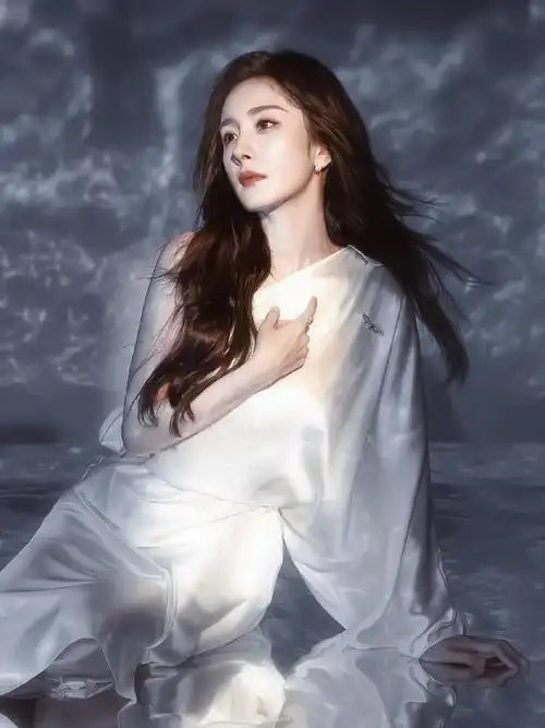 杨幂水波纹大片