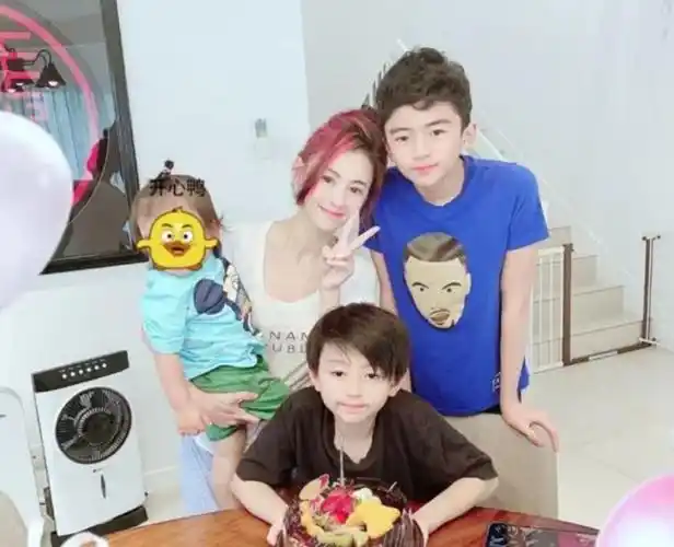 张柏芝晒三胎儿子正面照,颜值超过两个哥哥混血感很浓