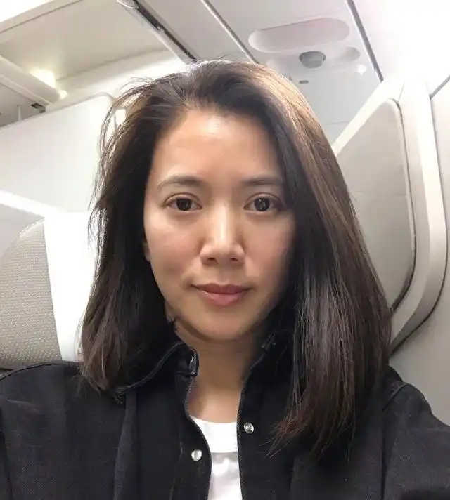 袁咏仪杭州看雪,晒素颜自拍,双眼皮明显备受关注