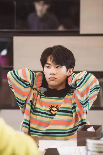 易烊千玺穿彩色条纹毛衣青春活力 吹葫芦丝撸猫闲适放松