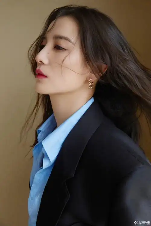 宋佳在大众印象中一贯直爽,做出这么真实的举动,也的确很符合她本人的