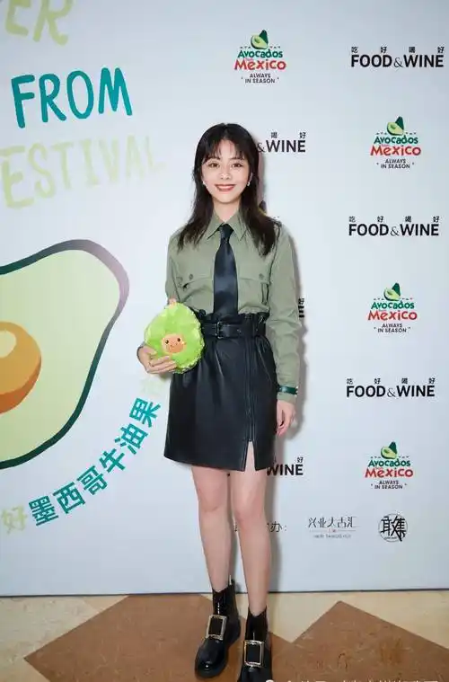 谭松韵的照片,穿白t恤 黑西装太寒酸了,让人难得一见_黑色_苗条身材