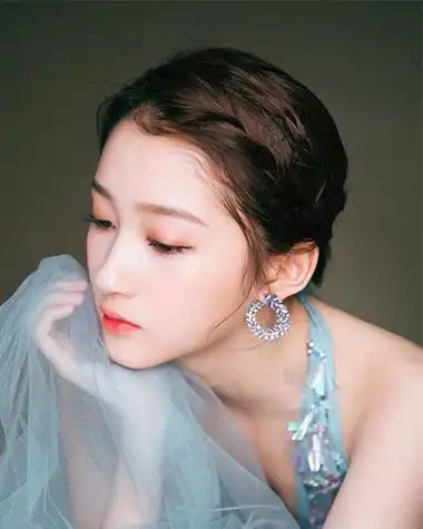 关晓彤个人资料简介-关晓彤出场费代言费-关晓彤经纪人_星灿文化