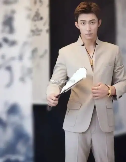 黄景瑜武汉烤验记:水光肌背后的汗水揭秘,颜值爆表还是热到爆炸