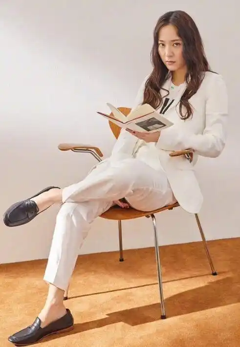 郑秀晶近照流出,肉眼可见的瘦身成功_衬衫_牛仔裤_白色