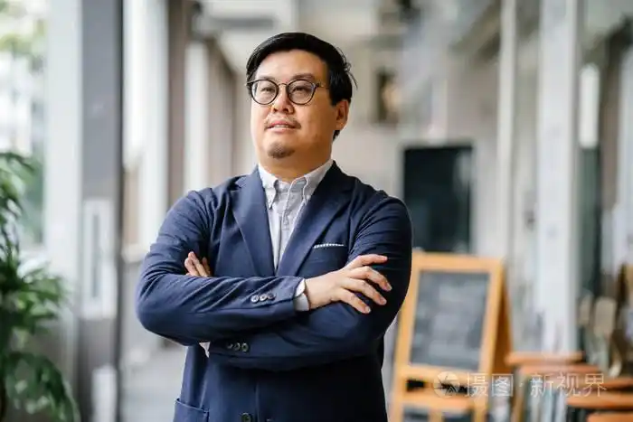 穿着休闲西装的中年中国亚裔男子肖像 (纽扣牛津衬衫, 夹克).