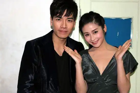 颖儿王传一深圳跨年推新剧 同门师兄妹互动亲密