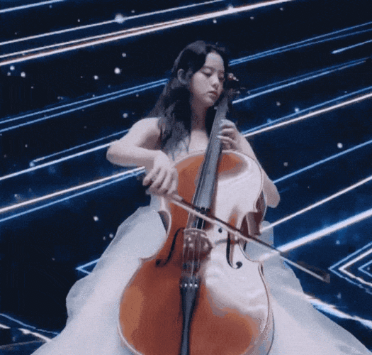 欧阳娜娜在舞台上是古典的大提琴少女,私底下是个热爱休闲街头风的