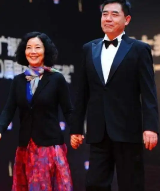 陈宝国携妻子亮相,老婆气质高雅有艺术家风范,穿红裙像阔太太