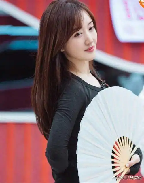 杨钰莹的"独居生活"火了:养花种菜,与狗相伴,治愈了很多人