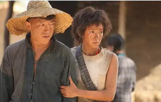 民兵葛二蛋人在囧途之泰囧郑裕玲当场戏弄黄渤:"你怎么穿着睡衣就来了