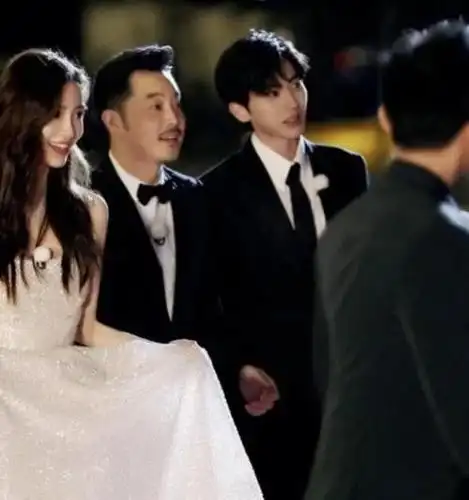 《奔跑吧》最新路透曝光,baby提裙子上台阶蔡徐坤一个动作太暖心|蔡徐