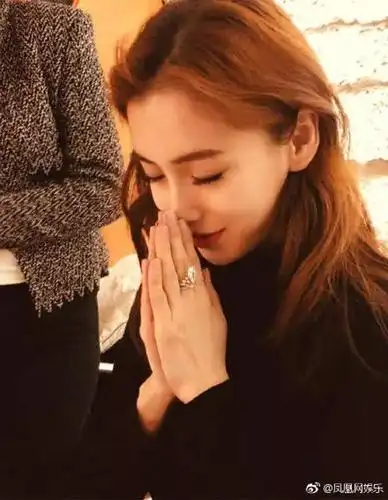 baby低头许愿的时候手上5克拉的戒指可以说是非常闪耀了,不过网友更