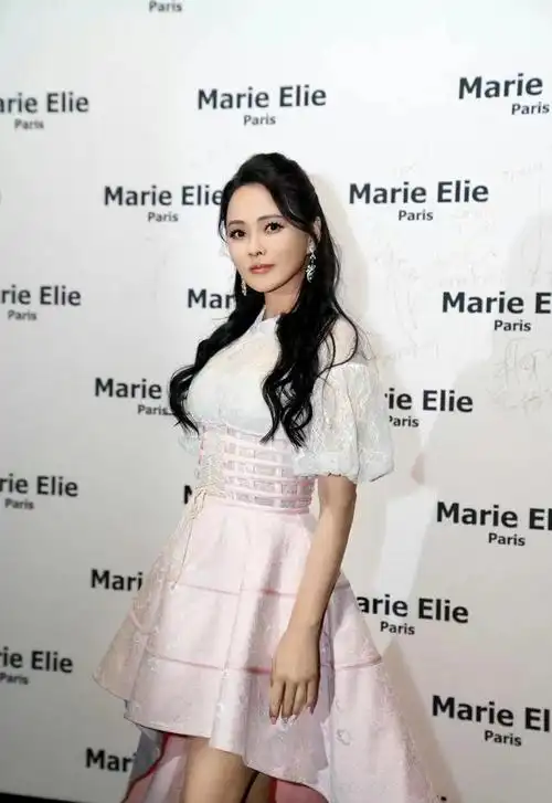 伊能静亮相上海时装周看秀,55岁的她看上去状态依旧很不错呢,而且