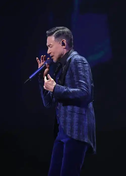 张学友红馆尾场high爆 大秀一字马 扬言热爱唱歌:没打算退休_演唱会