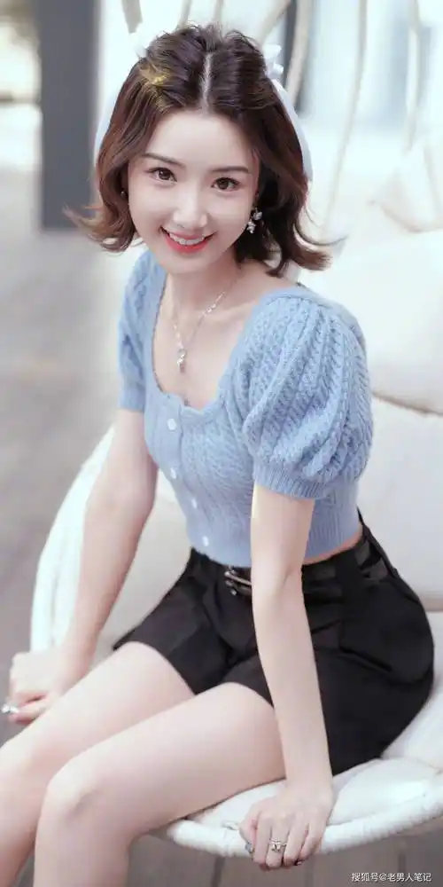 毛晓彤周末少女穿搭,蓝色毛衣小黑裙,纤腰细腿笑容甜美_魅力_身材