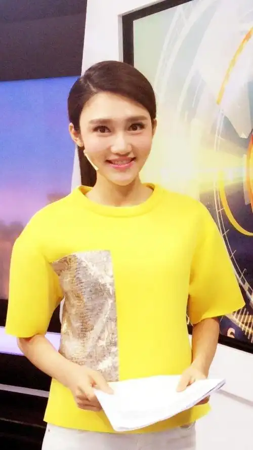 龙洋:从湖南走出的央视著名主持人,男友在雾中迷路了