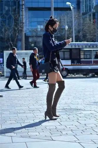 街拍美女:冬季里的热裤小姐姐,过膝长靴彰显美好身材