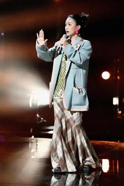 那英真是个"时髦精",不仅唱歌有实力,还非常敢穿