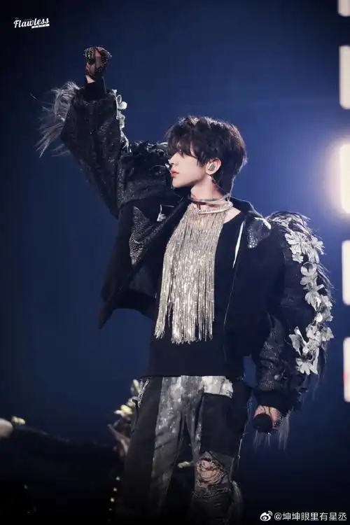 蔡徐坤演唱会上座率##哭着看蔡徐坤借位吻##蔡徐坤 玫瑰手灯