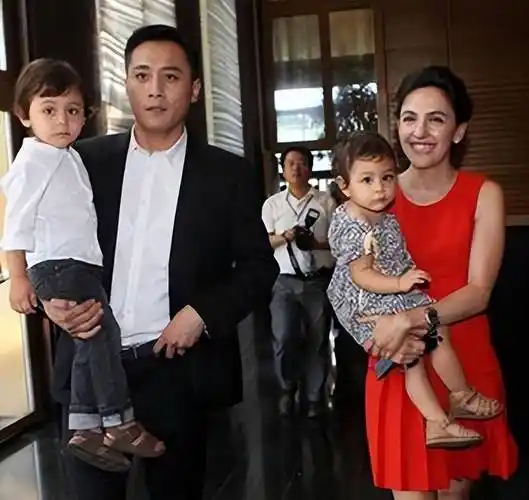 刘烨一家四口合体,一家人穿得充满民族风味,女儿气场强儿子秀气_风格