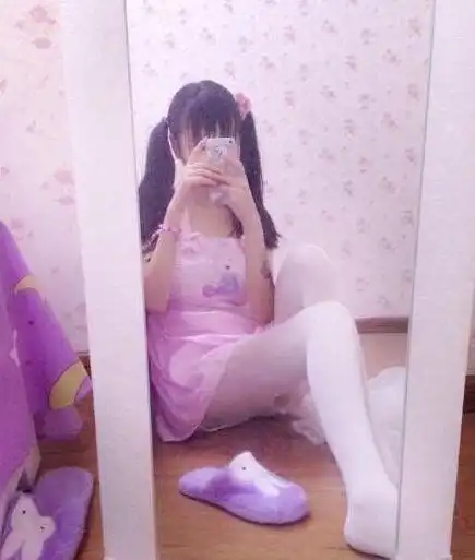 14岁少女拍"私房照",尺度之大过于早熟,网友:不敢想象