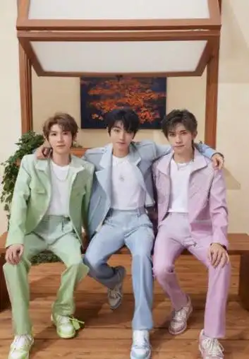 迎来了tfboys十年之约演唱会,tfboys官博发布了一张展示三位成员背影