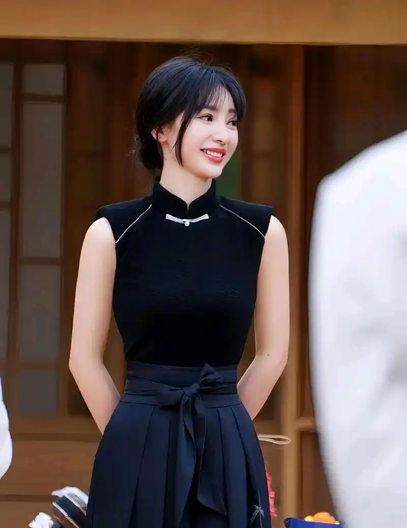 柳岩穿改良旗袍身材凹凸有致 蛮腰纤细事业线傲人