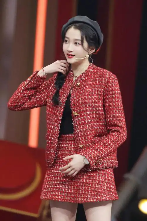 关晓彤终于惊艳了红毯穿抹胸连衣裙腰部挖空气场开挂