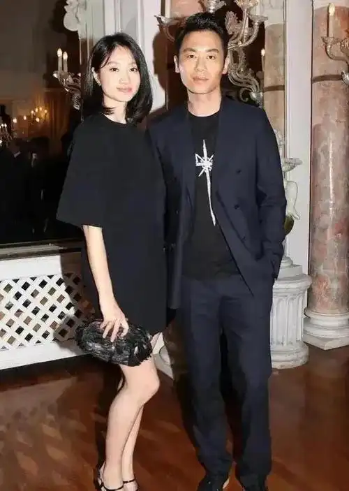 朱亚文和老婆手牵手像一对男女模特两人的夫妻相有点严重超标