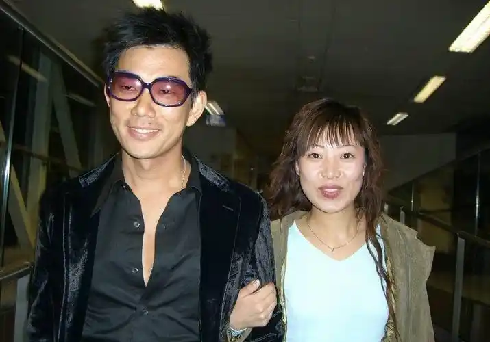 唱红《心太软》的任贤齐,不惧妻子被吐槽丑,恩爱至今成模范